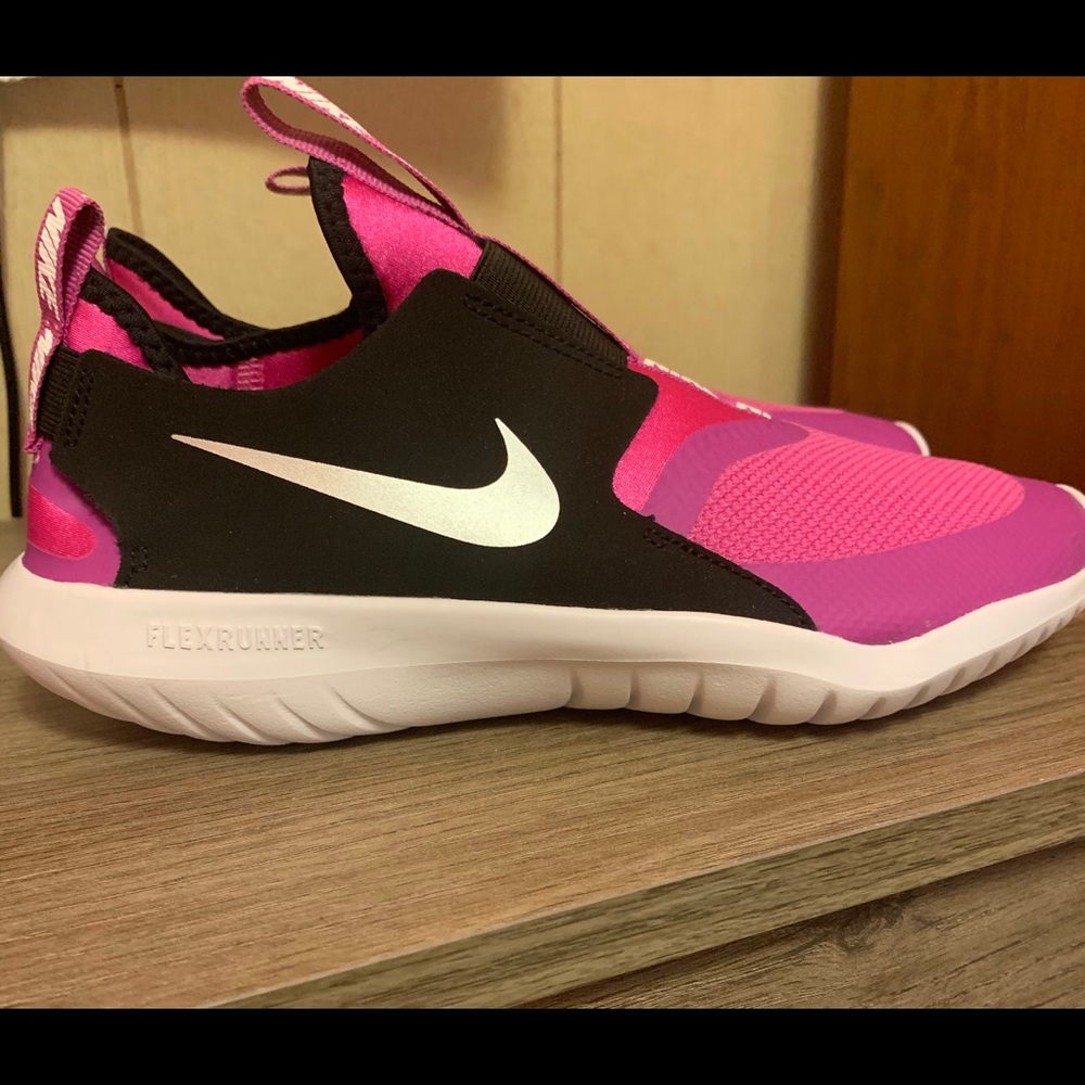 PINK BLACK AND WHITE NIKE FLEX RUNNER TENNIS SHOES